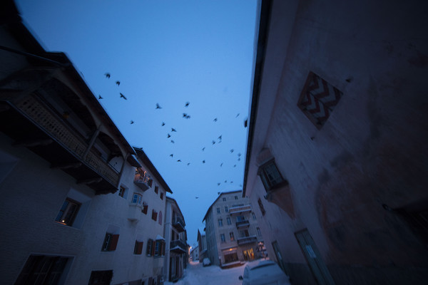 Abendstimmung im historischen Dorfkern von Ardez im Unterengadin, Graubünden